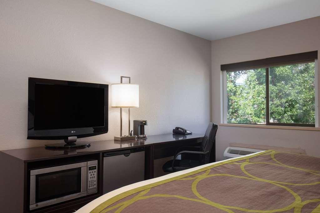 Hotel Super 8 By Wyndham St. Regis Pokoj fotografie