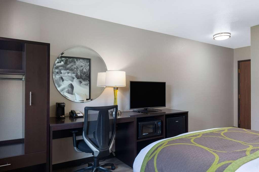 Hotel Super 8 By Wyndham St. Regis Pokoj fotografie