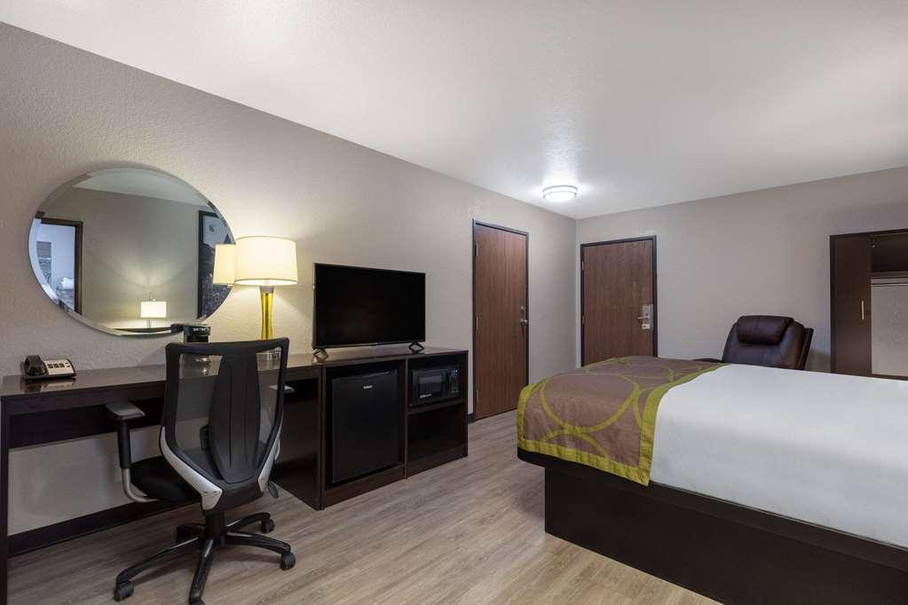 Hotel Super 8 By Wyndham St. Regis Pokoj fotografie